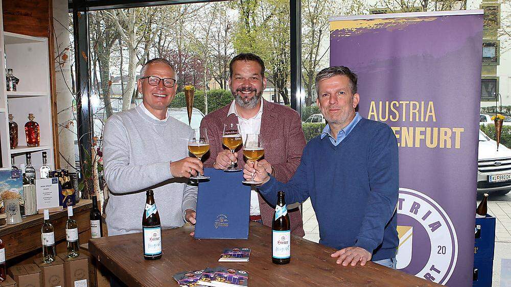 Austria-Geschäftsführer Harald Gärtner (l.) und Matthias Imhof (r.) mit Niki Riegler, Eigentümer und Geschäftsführer der Privatbrauerei Hirt.