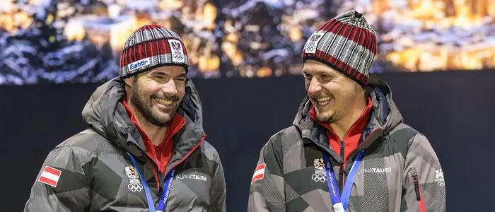 Vincent Kriechmayr (links, mit Teamkollege Manuel Feller) hatte seine Medaille vergessen, Johannes Lamparter hat ihm seine geborgt