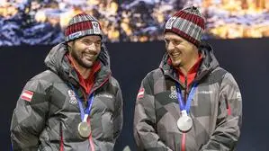 Vincent Kriechmayr (links, mit Teamkollege Manuel Feller) hatte seine Medaille vergessen, Johannes Lamparter hat ihm seine geborgt