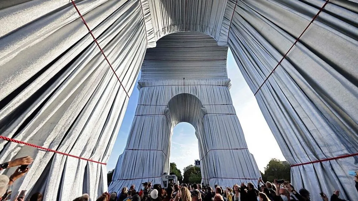 Nicht nur Christo-Fans pilgerten zum verhüllten Triumph-Bogen
