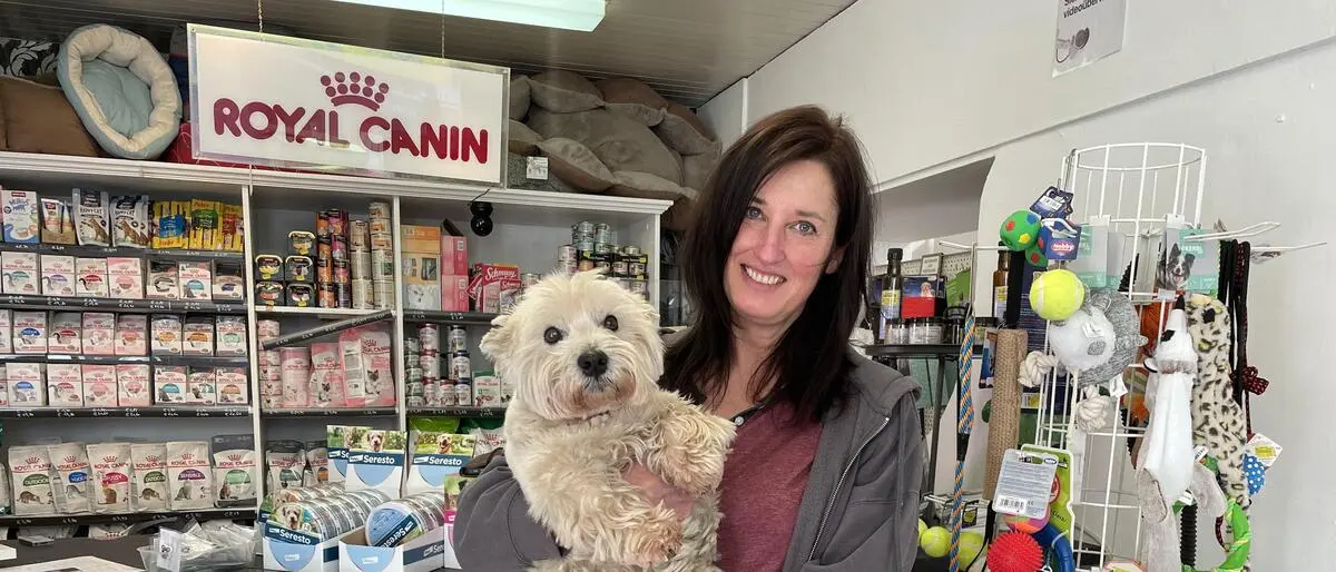 Alexandra Pasterk mit ihrer Hündin „Fanny“, die auch in Murau die heimliche Chefin ist