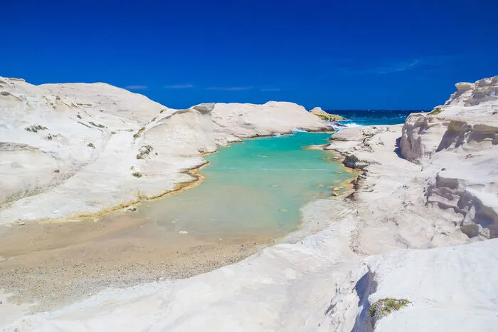 Die Exotische. Vulkanische Gesteine färben die Strände von Milos Rot, Pink und Orange – oder schneeweiß, wie in Sarakiniko, das an eine Mondlandschaft erinnert. Eine weitere Besonderheit sind die Syrmata, direkt an der Wasserlinie gebaute Häuser, deren Erdgeschoss im Winter als Unterstellort für Fischerboote dient. Einige von ihnen wurden zu Ferienhäusern umgebaut.