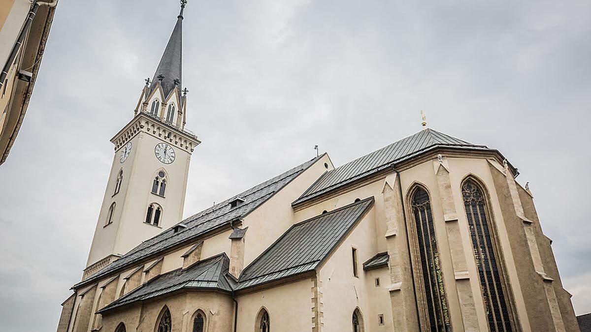 Eine Dachlawine löste sich von der Stadtpfarrkirche in Villach