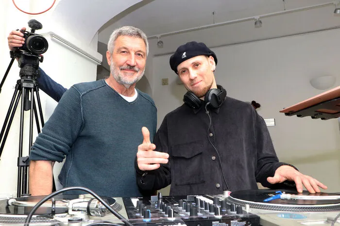 Am Foto von Links: Kurt Stich (kultur-forum-amthof) und Vasilica Inancu (Funky Monkez Crew).Organisation:VASILICA IANCU aka EL VASI (AT)SINA MÜLLER aka SINAYA (AT) JudgesKILLA KIM (UKR)WOLFER (AUT)SIDE (ITA)NEJC (SVN)VERONICA REAL (ITA)FANTA (ITA) HostsDA BÜRGERMASTA (AUT)SOSORREAL (AUT)