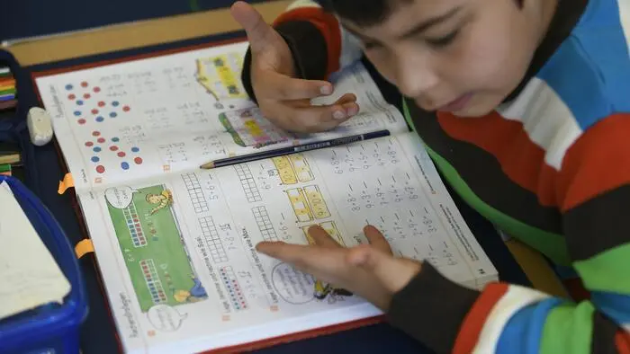 Ein Zweitklässler kam im Unterricht trotz Legasthenie gut mit, musste aber dennoch die Klasse wiederholen