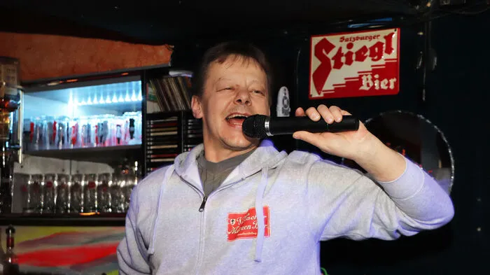 Der Cockpit-A1-Wirt Joachim Josef Winkler sorgte als DJ für den guten Sound in seiner Disco.