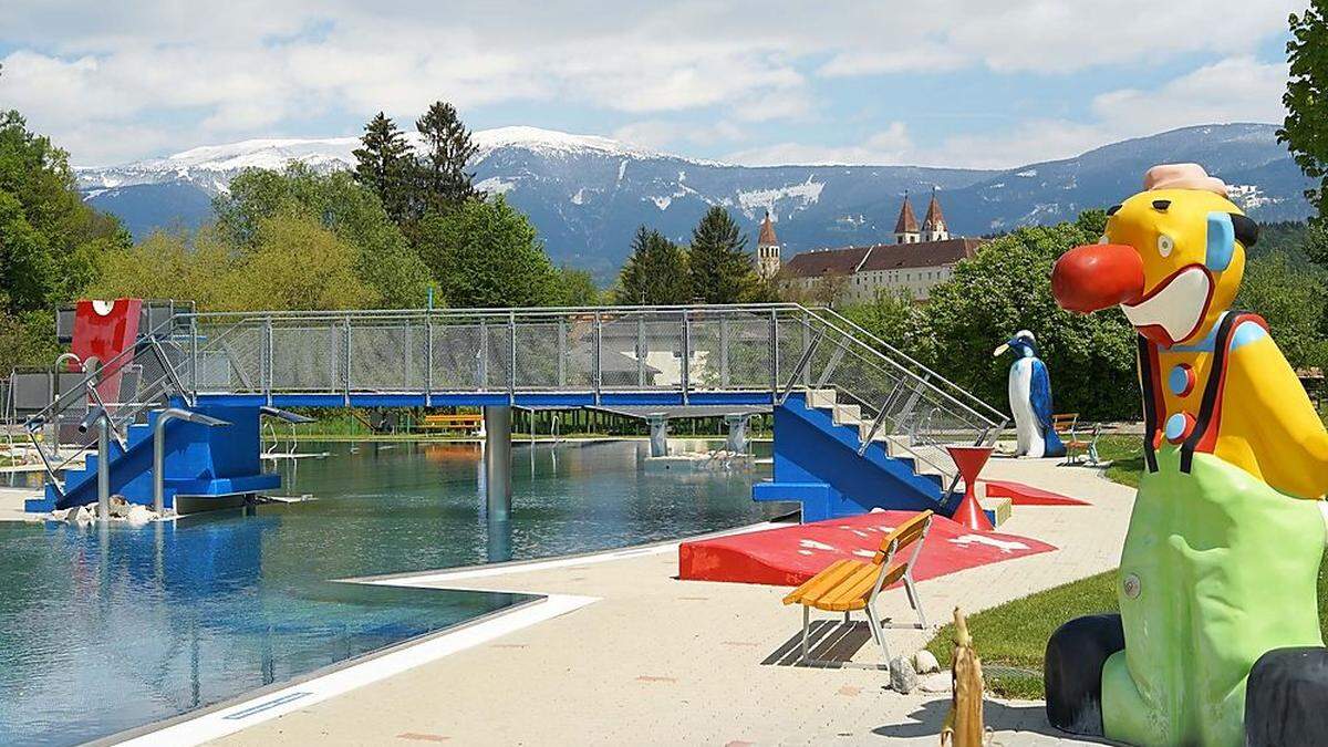 Blick vom Erlebnisschwimmbad St. Paul auf die schneebedeckte Koralpe	