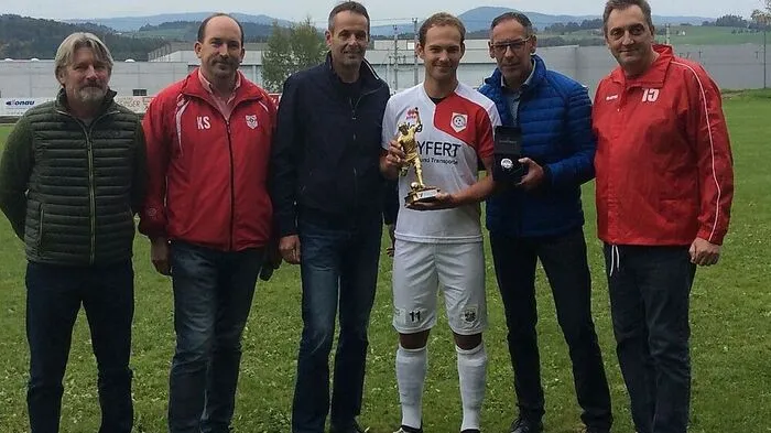 Bernhard Walzl (Dritter von rechts) ist Torschützenkönig