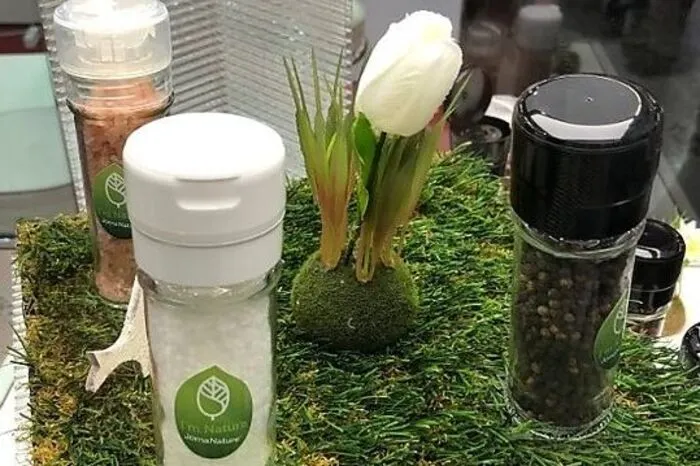 Bioplastik: Von Zucker bis MaisMaisstärke und Zuckerrohr sind aktuell hoch im Kurs, wenn es um, „Bio-Plastik“ aus nachwachsenden Rohstoffen geht. Beim nahe Wien ansässigen Gewürzmühlenhersteller Joma hat man reagiert („weil wir so oft danach gefragt wurden“) und nun Produkte aus Biopolymeren im Angebot, die auf Zuckerrohr (Mühlen) oder Mais (Creme-Behälter) basieren. Sie machen rund zehn Prozent der Menge aus – Tendenz steigend. Immer mehr Firmen versuchen sich auch in Herstellung von Bio-Plastikfolien etwa aus Erdäpfelstärke.