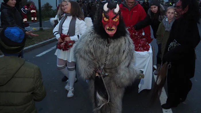 Auch im Bezirk Klagenfurt Land sind die Perchten am Wochenende aus ihren Verstecken gekommen. Am Sonntag ging es beim Krampustreiben in Lassendorf rund.