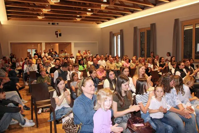 Geplant war ursprünglich ein Open-Air-Konzert am Betrieb von Weinbau Herbst, dieses musste aber wetterbedingt nach Ligist in die Räumlichkeiten des neuen Kirchhofes verlegt werden.