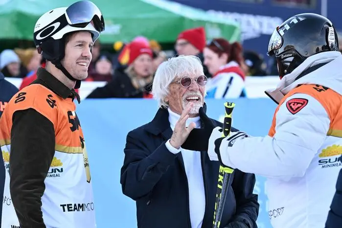 Der ehemalige Formel-1-Rennfahrer Sebastian Vettel, Bernie Ecclestone und der ehemalige Formel-1-Rennfahrer Jean Alesi