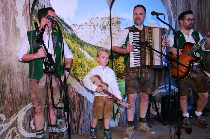Die Herzen der Fans eroberte der kleine Simon, der mitten unter den Musikern auf der Bühne stand und seine Gitarre zupfte.