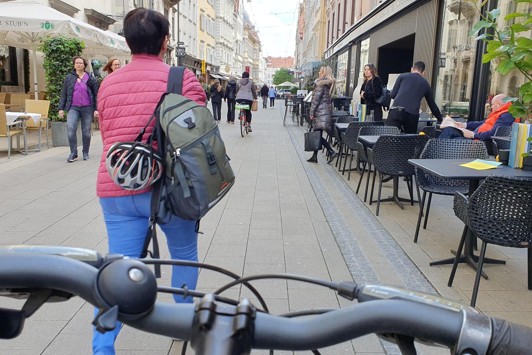 Schmiedgasse: Polizei stoppt Radfahrer mit 23 km/h in der Fußgängerzone