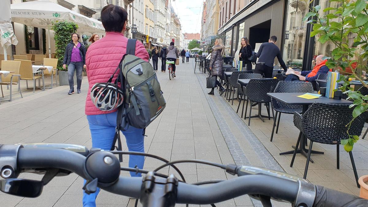 Radfahrer und Fußgänger müssen sich in der Schmiedgasse den wenigen Platz zwischen den Gastgärten teilen