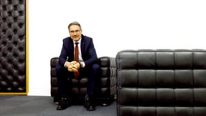 Arno Kompatscher in seinem Büro in Bozen