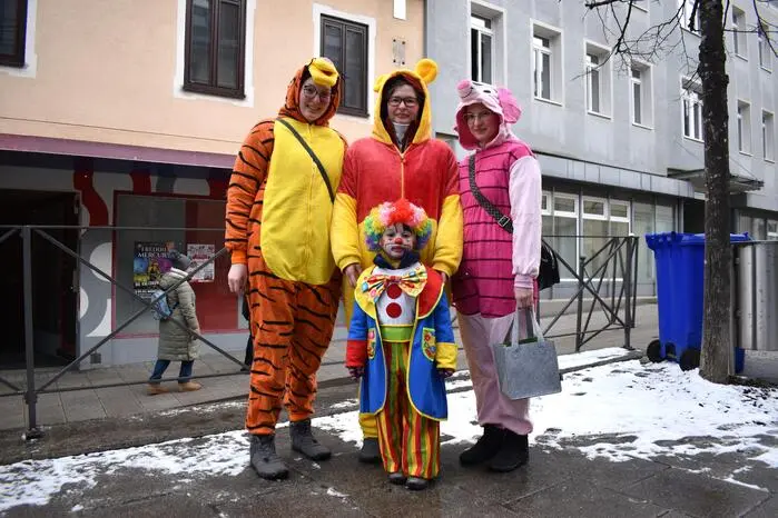 Jung und alt kamen in bunten Kostümen, die ob der Temperaturen oft durch eine Winterjacke ergänzt wurden