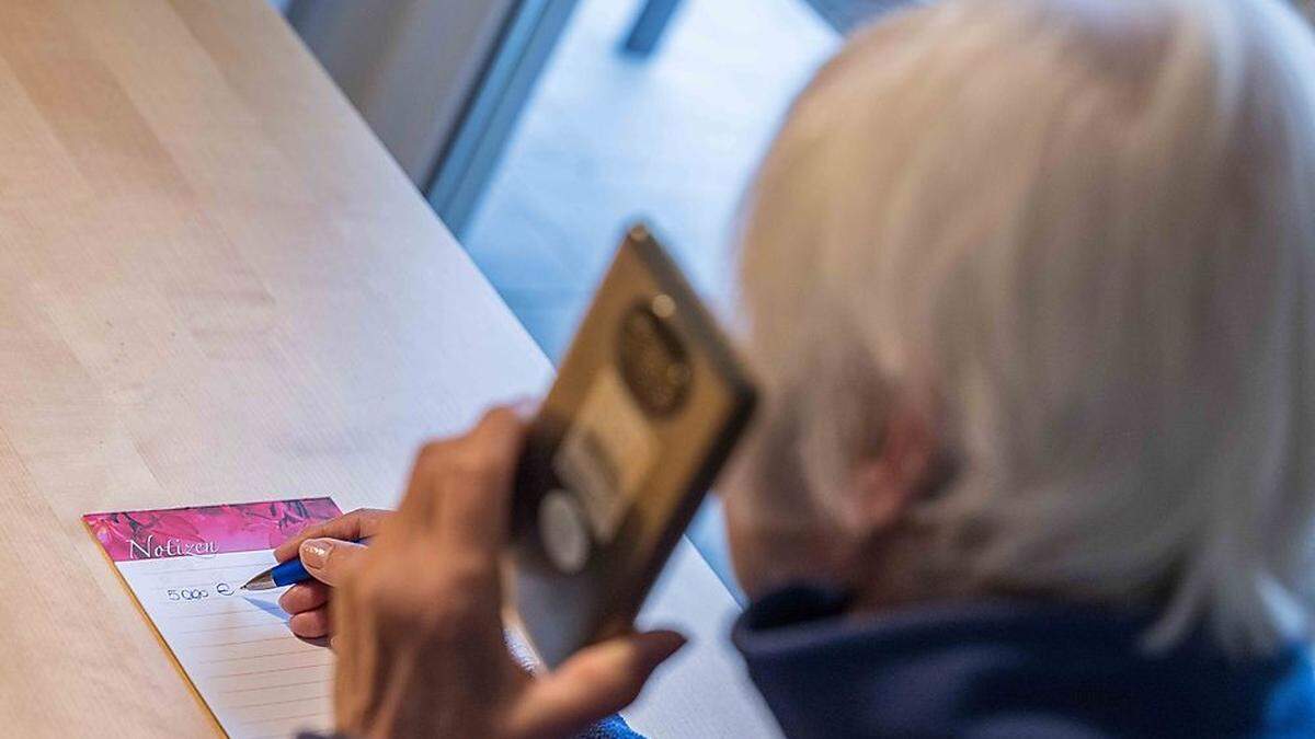 Telefonbetrüger haben es zumeist auf ältere Menschen abgesehen