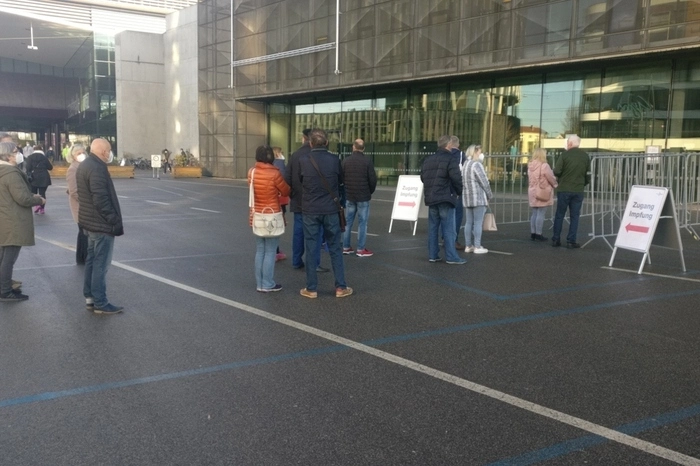 Kurz vor 8 Uhr bildete sich eine Schlange vor der Messehallle
