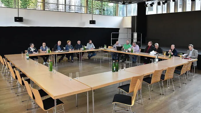 Die Stühle von ÖVP und FPÖ blieben im Gemeinderat von Wildon Mittwochabend leer