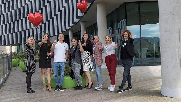Gekreuzte Finger: Die Influencer waren zu Gast im Styria Media Center (von links): Sandra Mathelitsch (Kleine Zeitung), Klara Fuchs, Sebastian Zier, Anita Janesch, Doris Embacher, Katrin Riederer, Simone Rendl (Kleine Zeitung), Julia Zötsch (Futter)
