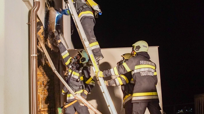 50 Einsatzkräfte der Feuerwehren Trautmannsdorf, Bad Gleichenberg und Merkendorf rückten Samstagabend zu einem Terrassenbrand aus