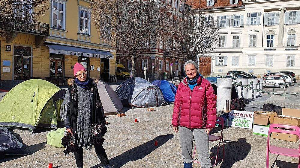 Die Initiatorinnen des Solidaritätscamps am Grazer Freiheitsplatz, Heidrun Primas und Lisa Rücker