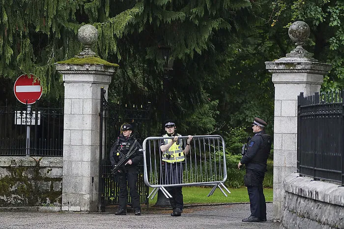 Der Buckingham-Palast hatte zuvor mitgeteilt, die Ärzte der Königin seien besorgt wegen ihres Gesundheitszustands und hätten ärztliche Überwachung empfohlen. Erst am Dienstag ernannte die Queen Liz Truss zur neuen Premierministerin – ein Ritual, das sie in ihrer Rekord-Regentschaft zuvor bereits mehr als ein Dutzend Mal absolviert hatte.