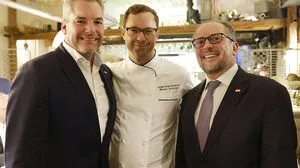 Bundeskanzler Karl Nehammer (ÖVP/l.) und Außenminister Alexander Schallenberg (ÖVP/r.) zu Besuch bei dem österreichischen Koch Eduard Frauneder am Montag, 19. September 2022, im Rahmen einer Reise zur 77. UNO-Vollversammlung in New York