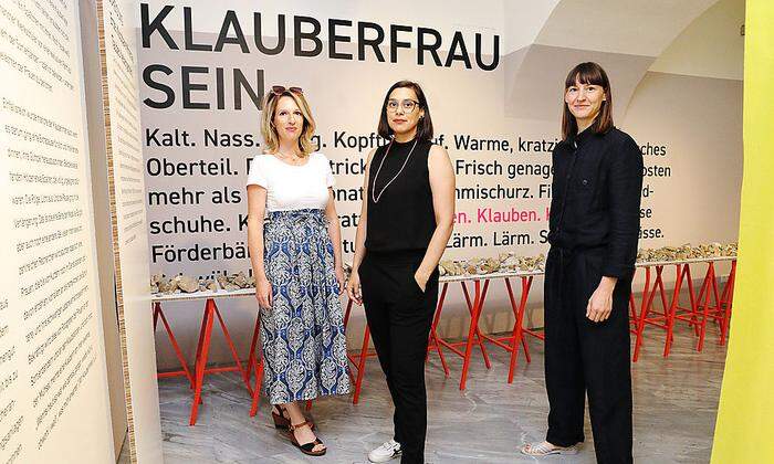 Kuratorin Karin Hojak-Tabeler und die Ausstellungsgestalterinnen Annabell Spötl und Sigrid Bürstmayr