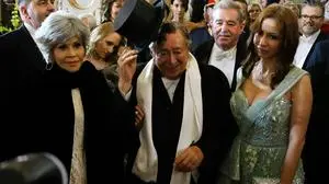 Jane Fonda mit Richard Lugner auf der Feststiege