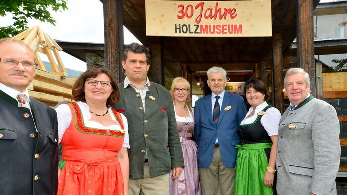 Hans Edler (5. von links) gründete vor 30 Jahrein in St. Ruprecht ob Murau das Holzmuseum.