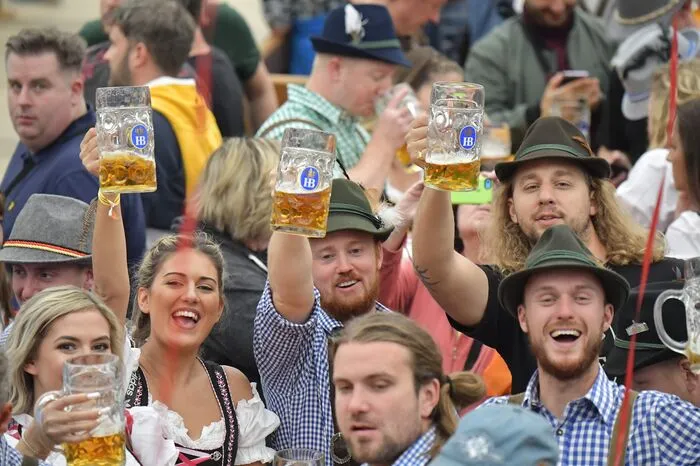 Auch Polizei, Feuerwehr und Sanitätsdienst sprachen von einem positiven und weitgehend störungsfreien Verlauf. Die Polizeibeamten der Wiesnwache rückten 1.010 Mal zu Einsätzen aus, etwas öfter als im Vorjahr, sagte der Münchner Polizeisprecher Marcus da Gloria Martins.