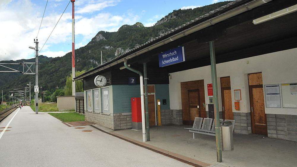 Mahnendes Beispiel: Bretterverschläge am Wörschacher Bahnhof	