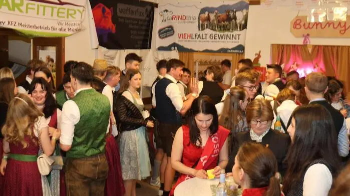 Beinahe aus allen Nähten platzte am Wochenende das Werkskulturhaus von Klein St. Paul. Der Grund: Die Landjugend (LJ) Wieting lud unter LJ-Obmann Dominik Ressler und Leiterin Katharina Koller am Ostersonntag zum traditionellen Ostertanz. 