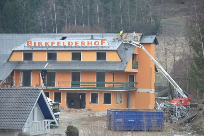 Innerhalb von etwas mehr als einer Woche blieb kaum noch etwas von dem mächtigen Gebäude übrig.