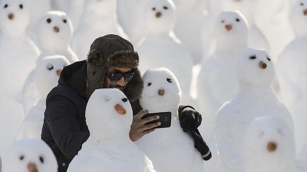 Die Schneemänner von Davos mit einem Forum-Besucher