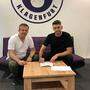 Philipp Menzel unterzeichnete neben Sportdirektor Matthias Imhof den Vertrag bei Austria Klagenfurt