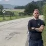 Daniel Riepl an der Stelle, wo ihn das Auto beim Gasthaus erwischt und 200 Meter mitgeschleift hat 