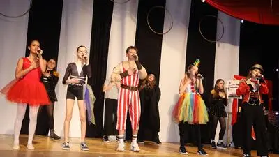 Bei dieser Zirkusshow der besonderen Art dürfte den jungen Darstellerinnen und Darstellern ihr gesamtes kreatives Potenzial abverlangt worden sein 