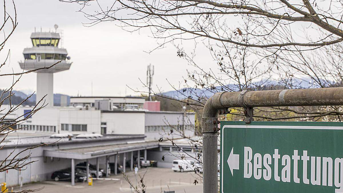 Der Klagenfurter Flughafen scheint immer mehr im Chaos zu versinken