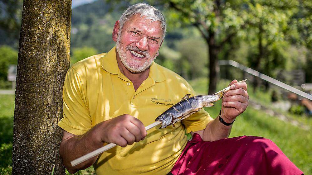 Peter Schabus und sein Steckerlfisch sind die Gästemagneten beim Fischfest