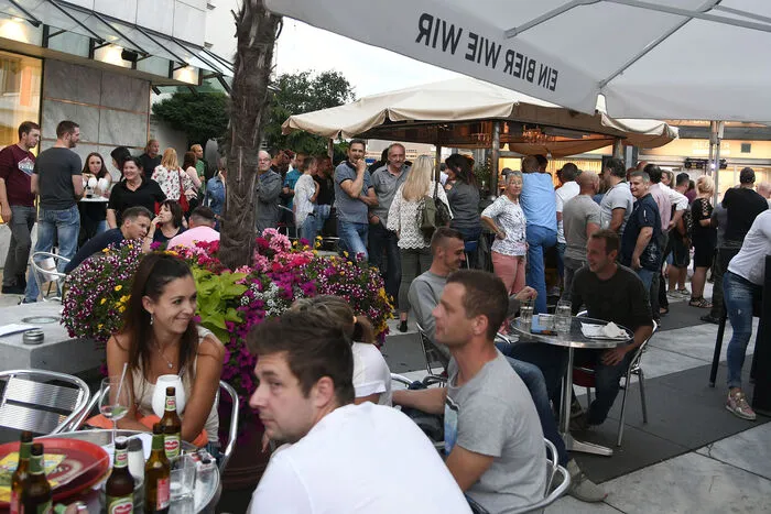 Am Burgplatz war mediterane Lebensfreude spürbar, angesichts von Schloss Porcia, bei toller Stimmung.
