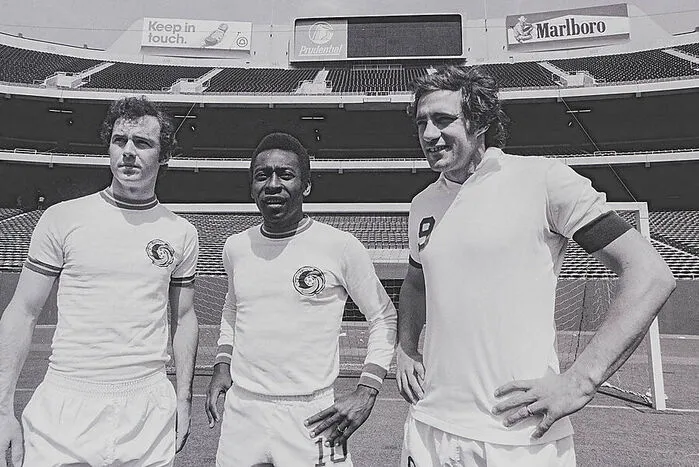 Bei New York Cosmos spielte er an der Seite des deutschen "Kaisers" Franz Beckenbauer und holte mehrere Titel. Das Engagement in den USA war für ihn auch finanziell sehr wichtig.