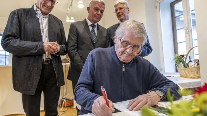 Peter Turrini hat am Donnerstagabend die Ehrenbürgerschaft der Gemeinde Maria Saal bei Klagenfurt erhalten.