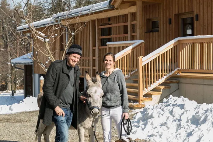 Maria Eisenberger mit Lebensgefährten Stefan Fleck sowie Esel Moritz und Ziege Sissi.
