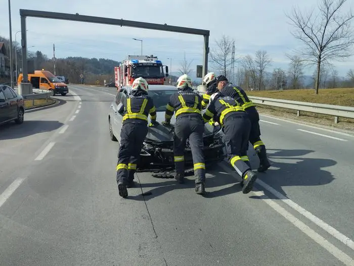 Die Unfallfahrzeuge wurden beiseite geschafft