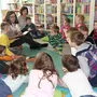 In der Wartberger Bibliothek liest Eveline Mautner oft vor