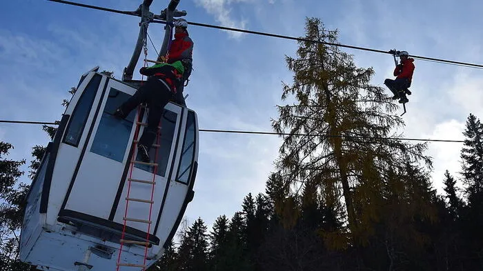 Bergretter und Seilbahn-Bedienstete üben gemeinsam