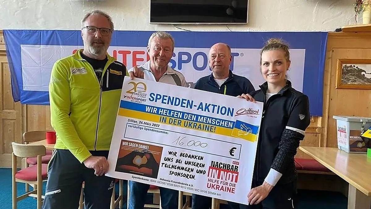 Otto Trauner, Frank Günl (links) übergaben mit Manuela Mölgg den Spendenscheck an Matthias Fink (zweiter von rechts)